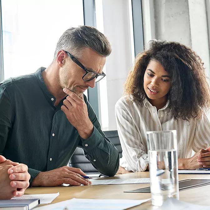 Gestionnaire et recruteuse qui révisent un dossier