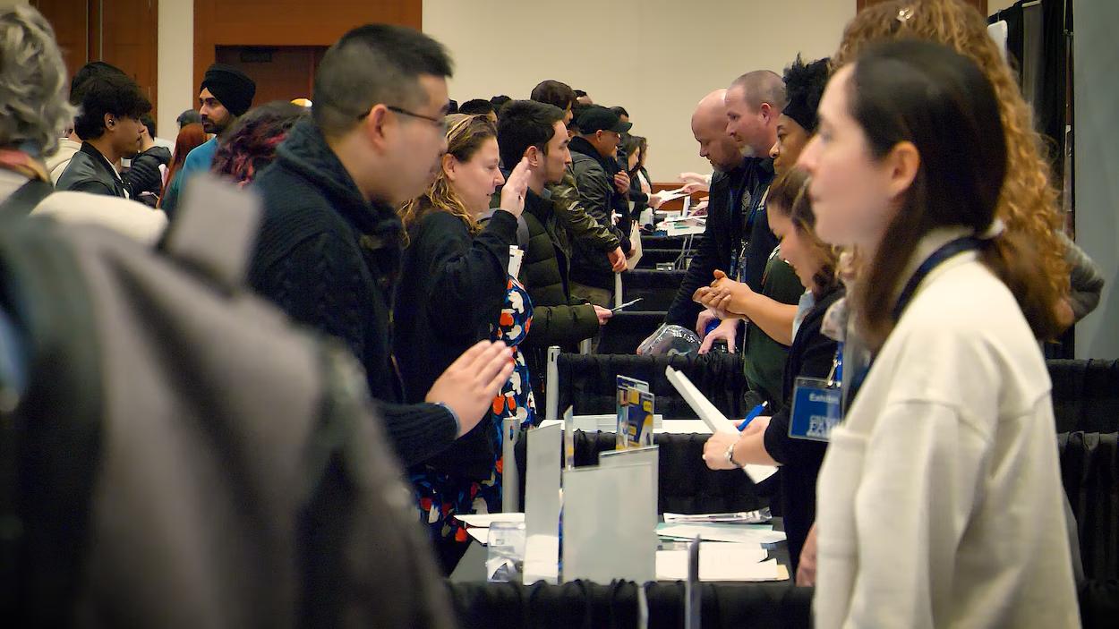 Salon de l’emploi : candidats et recruteurs qui discutent